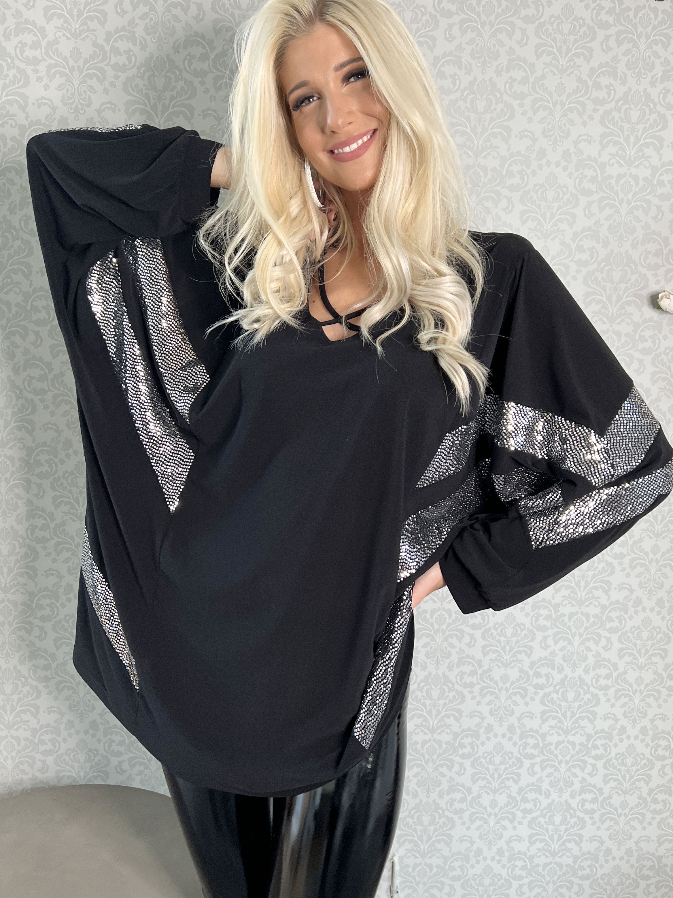 Solana - Svart blus med glimmer och fladdermusärmar - Black